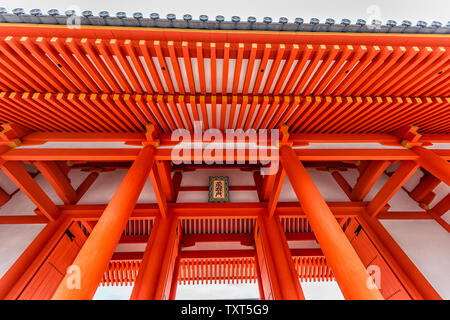 Kyoto, Japan - 17. April 2019: Weitwinkelaufnahme der roten Vermillion gate Eingang zur Hofburg mit niemand in Garden Road Stockfoto