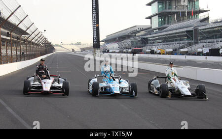 Auto 20 Ed Carpenter, Auto 27 James Hinchcliffe, und Auto 12 wird der Strom für die offizielle vordere Reihe Foto für den 98th läuft der Indianapolis 500 auf dem Indianapolis Motor Speedway pose am 19. Mai 2014 in Indianapolis, Indiana. UPI/Ed Locke Stockfoto