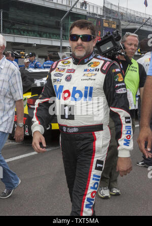 Fahrer Tony Stewart vor dem Qualifying beginnt für die NASCAR Sprint Cup John WALDING 400 in Indianapolis Motor Speedway in Indianapolis, am 26. Juli 2014. UPI/Ed Locke Stockfoto