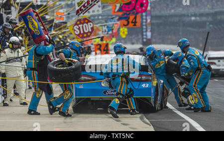 Die Crew der Eckrich Ford Auto Aric Almirola in Aktion Gefahren für einen Boxenstopp zu Beginn des NASCAR Sprint Cup John Wayne Walding 400 in Indianapolis Motor Speedway in Indianapolis, am 27. Juli 2014. UPI/Darrell Hoemann Stockfoto