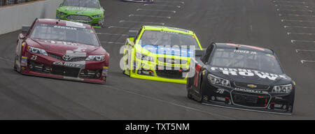 Von links: Alex Bowman (23), Paul Menard (27) und Martin Truex Jr. (78) Winkel für die Position in der ersten Kurve eine frühe während des NASCAR Sprint Cup John Wayne Walding 400 in Indianapolis Motor Speedway in Indianapolis, am 27. Juli 2014. UPI/Ed Locke Stockfoto