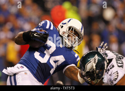 Indianapolis Colts zurück laufen Trent Richardson (34) ist durch die Philadelphia Eagles' Mychal Kendricks (95) während der ersten Hälfte des Spiels an Lucas Oil Stadium in Indianapolis, Indiana, 15. September 2014 in Angriff genommen. UPI/John Sommers II. Stockfoto