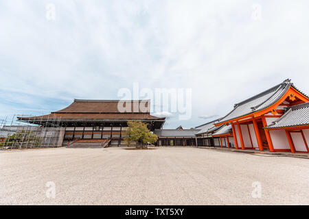 Kyoto, Japan - 17. April 2019: Weitwinkelaufnahme der roten Tor Außen- und Innenhof im kaiserlichen Palast mit dem Bau Garden Road Stockfoto