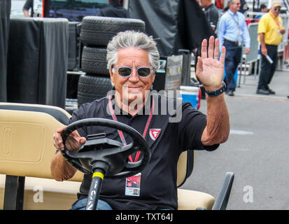 1969 Indy 500-Sieger Mario Andretti Wellen auf die Menge, als er die Grube Bereich betritt vor für die 99Th läuft der Indianapolis 500 auf dem Indianapolis Motor Speedway am 14. Mai 2015 in Indianapolis, Indiana, zu üben. Foto von Ed Locke/UPI Stockfoto