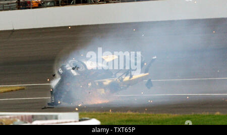 Indy Car Driver James Hinchcliffe Racer's klappt auf auf die Seite 4 Nach dem Zuschlagen der Norden kurz Rutsche Wand während des Rennens bis Praxis für die 99Th läuft der Indianapolis 500 auf dem Indianapolis Motor Speedway am 18. Mai 2015 in Indianapolis, Indiana. Hinchcliffe war wach und aufmerksam, wenn zur methodistischen Krankenhaus Chirurgie für einen oberen linken Oberschenkels Verletzungen zu unterziehen. Foto von Bill Coons/UPI Stockfoto