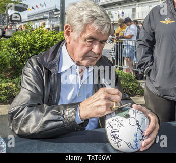 Vier Mal Indy 500-Gewinner Al Unser Zeichen einen Helm auf Legenden Tag der 500 Meilen von Indianapolis auf dem Indianapolis Motor Speedway am 23. Mai 2015 in Indianapolis, In. Foto von Ed Locke/UPI Stockfoto