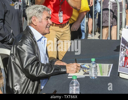 Vier Mal Indy 500-Gewinner Al Unser Autogramme auf Legenden Tag der 500 Meilen von Indianapolis auf dem Indianapolis Motor Speedway am 23. Mai 2015 in Indianapolis, In. Foto von Ed Locke/UPI Stockfoto