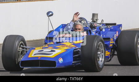 Vier Mal Indy 500-Gewinner Al Unser Wellen zu Fans während einer Parade Runde auf Legenden Tag der 500 Meilen von Indianapolis auf dem Indianapolis Motor Speedway am 23. Mai 2015 in Indianapolis, Indiana. Foto von Mike Gentry/UPI Stockfoto