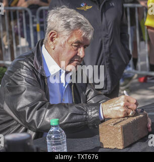 Vier Sieger Al Unser Zeichen ein Backstein während Legenden Tag der Indianapolis 500 auf dem Indianapolis Motor Speedway am 23. Mai 2015 in Indianapolis, Indiana. Foto von Scott Paceley/UPI Stockfoto