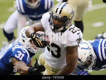 New Orleans Saints zurück Marcus Murphy (23) in Angriff von Indianapolis Colts' Dewey McDonald (23) während der ersten Hälfte des Spiels an Lucas Oil Stadium in Indianapolis, Indiana, 25. Oktober 2015. Foto von John Sommers II/UPI Stockfoto