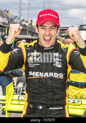 Simon Pagenaud feiert nach dem Gewinn der Angies Liste Grand Prix auf dem Indianapolis Motor Speedway am 14. Mai 2016 in Indianapolis, Indiana. Foto von Edwin Locke/UPI Stockfoto