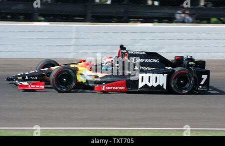 Moskau Russland native Mikhail Aleshin verhandelt die Norden kurz Rutsche während Pol Tag Shoot Out Qualifikationen für die 100 läuft der Indianapolis 500 auf dem Indianapolis Motor Speedway am 22. Mai 2016 in Indianapolis, Indiana. Aleshin bei 229.562 Mph gut für die 7. Startposition qualifizierte. Foto von Bill Coons/UPI Stockfoto