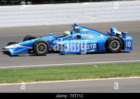 Ehemaliger Sieger Tony Kanaan Geschwindigkeiten durch den Norden kurz Rutsche während carb Tag abschließende Praxis 100 läuft der Indianapolis 500 auf dem Indianapolis Motor Speedway am 27. Mai in Indianapolis, Indiana, 2016. Kanaan 2013 Indy Sieger war am schnellsten 226.280 Mph. Foto von Bill Coons/UPI Stockfoto