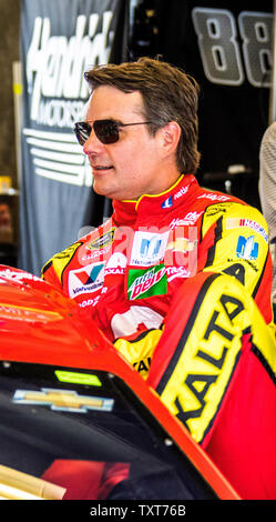 Jeff Gordon steigt in seinen Rennwagen für die 23 Ziegelei 400 auf dem Indianapolis Motor Speedway am Juli 22, 2016 in Indianapolis, Indiana, zu üben. Gordon ersetzt verletzten Fahrer Dale Earnhardt jr für das Rennen. Foto von Ed Locke/UPI Stockfoto