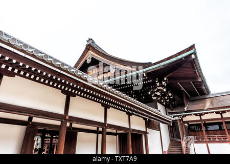 Kyoto, Japan breite Betrachtungswinkel und äußere Imperial Palace Architektur mit niemand bis auf Sky Stockfoto