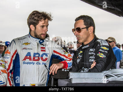 Team ABC versorgen Fahrer Carlos Munoz und Team Penske Fahrer Helio Castroneves Anschluss Bedingungen besprechen vor der Qualifikation für die INDYCAR Grand Prix auf dem Indianapolis Motor Speedway am 12. Mai 2017 in Indianapolis, Indiana. Foto von Ed Locke/UPI Stockfoto