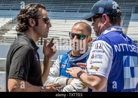 Ganassi Racing Berater und ehemaligen Indy 500-Sieger Dario Franchitti bespricht Geschwindigkeit mit Fahrer Tony Kanaan und seine Besatzungsmitglieder während der Tag 2 Praxis auf dem Indianapolis Motor Speedway am 16. Mai 2017 in Indianapolis, Indiana. Foto von Ed Locke/UPI Stockfoto