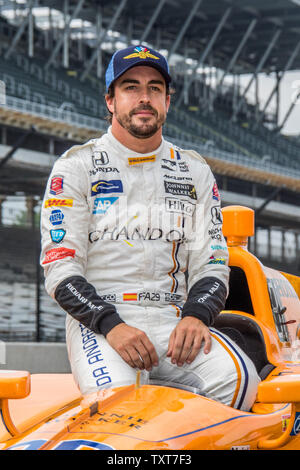 Ehemalige zwei Mal Formel-1-Weltmeister Fernando Alonso fährt sitzt auf seinem Auto Momente nach der Eintragung 7. Schnellste im ersten Umlauf qualifizieren für die Indianapolis 2017 500 auf dem Indianapolis Motor Speedway am 20. Mai 2017 in Indianapolis, Indiana. Foto von Edwin Locke/UPI Stockfoto