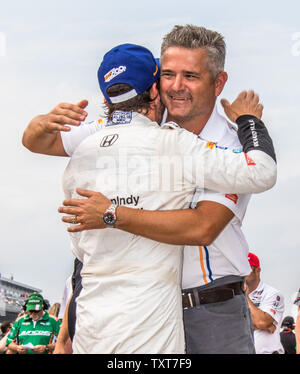 Ehemalige Formel-1-Weltmeister Fernando Alonso erhält eine congratulatory Umarmung von Team Coach und 2003 Indy 500-Gewinner Gil De Ferran (Kamera) Nach seinem siebten schnellste Qualifying auf dem Indianapolis Motor Speedway am 20. Mai 2017 in Indianapolis, Indiana. Foto von Edwin Locke/UPI Stockfoto