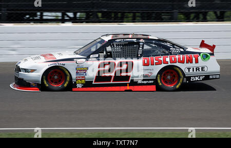 Joey Logano tritt in den Norden kurz Rutsche während der WDR-Serie Praxis für die Lilly Diabetes 250 und die 24. Läuft der Ziegelei 400 auf dem Indianapolis Motor Speedway am 21. Juli 2017 in Indianapolis, Indiana. Foto von Bill Coons/UPI Stockfoto