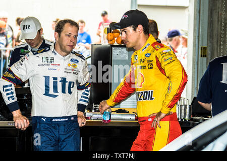 Teamkollegen Brad Keselowski (links) und Joey Logano während einer Pause aus der Praxis für die 2017 Ziegelei 400 übertragen, auf dem Indianapolis Motor Speedway am Juli 22, 2017 in Indianapolis, Indiana. Foto von Edwin Locke/UPI Stockfoto
