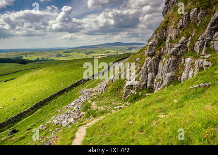 22.06.2019, vereinbaren, North Yorkshire, UkHill entlang Attermire 4 Narbe oben in den Yorkshire Dales National Park an einem Tag im Sommer. Stockfoto