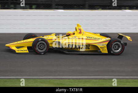 Drei Mal Indy 500-Gewinner Helio Castroneves Geschwindigkeiten durch den Norden kurz Rutsche auf seinem war zu der Einstellung, schnell, während der Qualifikation für die 102 Indianapolis 500 auf dem Indianapolis Motor Speedway am 19. Mai 2018 in Indianapolis, Indiana. Castroneves wird für die Pole in der schnellen 9 schießen run out am Sonntag. Foto von Bill Conons/UPI Stockfoto