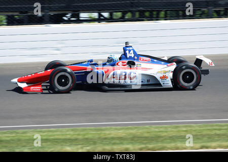 Der ehemalige Indy 500-Gewinner Tony Kanaan Ausgänge schalten 3 während Carb Tag auf dem Indianapolis Motor Speedway am 25. Mai 2018 in Indianapolis, Indiana. Kanaan gab eine Geschwindigkeit von 227.791 km/h. Foto von Bill Coons/UPI Stockfoto