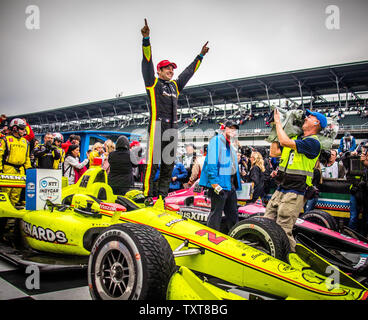 Simon Pagenaud feiert nach seinem Sieg 2019 IndyCar Grand Prix, am 11. Mai 2019 in Indianapolis, Indiana. Foto von Edwin Locke/UPI Stockfoto