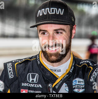 James Hinchcliffe erscheint entspannt vor für die 2019 Indianapolis 500, am 17. Mai 2019 in Indianapolis, Indiana, zu üben. Foto von Edwin Locke/UPI Stockfoto