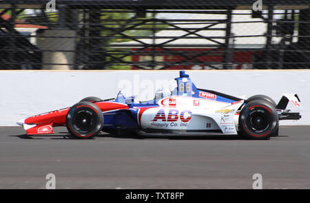 Ehemalige Sieger und Fan Favorite Tony Kanaan Geschwindigkeiten durch den Norden kurz Rutsche während der Qualifikation für die 103 läuft der Indianapolis 500 auf dem Indianapolis Motor Speedway am 18. Mai 2019 in Indianapolis, Indiana. Kanaan qualifizierte 16 mit einer Geschwindigkeit von 228.120 km/h. Foto von Bill Coons/UPI Stockfoto