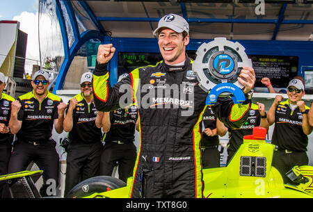 Simon Pagenaud feiert nach dem Gewinn der Pole Position für die 2019 Indianapolis 500, am 19. Mai 2019 in Indianapolis, Indiana. Foto von Edwin Locke/UPI Stockfoto
