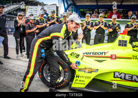Simon Pagenaud feiert nach dem Gewinn der Pole Position für die 2019 Indianapolis 500, am 19. Mai 2019 in Indianapolis, Indiana. Foto von Edwin Locke/UPI Stockfoto