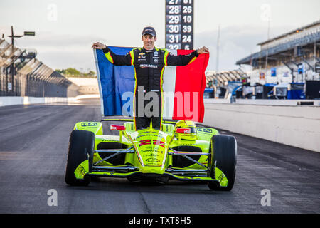 Simon Pagenaud feiert mit der Französischen Flagge am Morgen, nachdem er die Pole Position für das Jahr 2019 500 Meilen von Indianapolis. Pagenaud ist der erste französische Fahrer seit 1919 die Indy Pole, am 20. Mai 2019 in Indianapolis, Indiana, zu gewinnen. Foto von Edwin Locke/UPI Stockfoto