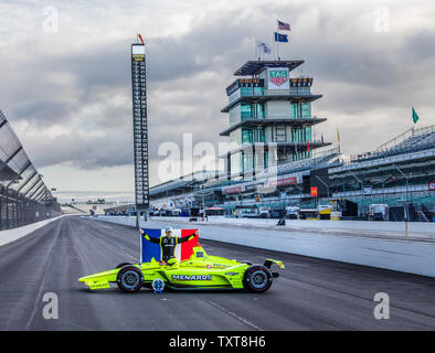 Simon Pagenaud feiert mit der Französischen Flagge am Morgen, nachdem er die Pole Position für das Jahr 2019 500 Meilen von Indianapolis. Pagenaud ist der erste französische Fahrer seit 1919 die Indy Pole, am 20. Mai 2019 in Indianapolis, Indiana, zu gewinnen. Foto von Edwin Locke/UPI Stockfoto