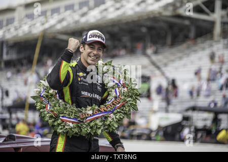Simon Pagenaud feiert nach dem Gewinn der 103 läuft der Indianapolis 500 auf dem Indianapolis Motor Speedway am 26. Mai 2019 in Indianapolis, Indiana. Foto von Edwin Locke/UPI Stockfoto