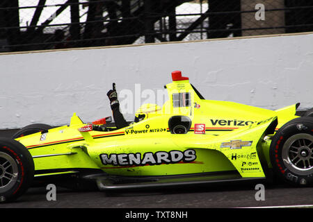 Der Franzose Simon Pagenaud feiert nach dem Gewinn der 103 läuft der Indianapolis 500 auf dem Indianapolis Motor Speedway am 26. Mai 2019 in Indianapolis, Indiana. Foto von Bill Coons/UPI Stockfoto