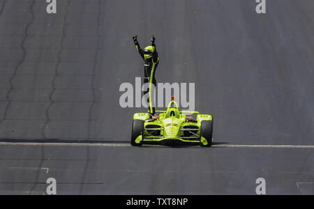 Simon Pagenaud feiert mit den Fans nach dem Gewinn der 103 läuft der Indianapolis 500 auf dem Indianapolis Motor Speedway am 26. Mai 2019 in Indianapolis, Indiana. Foto von Mike Gentry/UPI Stockfoto