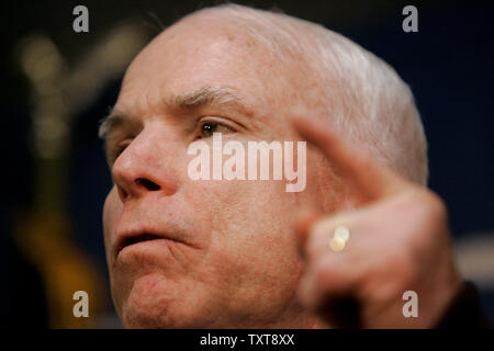 Republikanischen Präsidentschaftskandidaten Senator John McCain (R-Ariz.) Adressen Verfechter bei einem Halt an seiner Kampagne Büros in Urbandale, Iowa am 2. Januar 2008. Iowa Caucus hält die Präsidentschaftswahlen am 3. Januar. (UPI Foto/Brian Kersey) Stockfoto