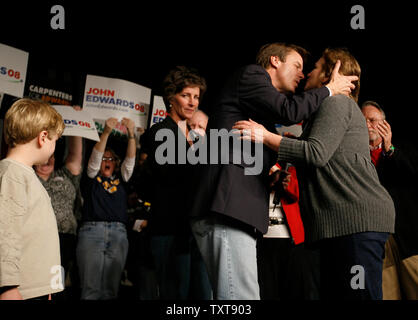 Demokratische Präsidentschaftskandidaten Senator John Edwards (C) (D-NC) küsst seine Frau Elizabeth (R) als ihren Sohn Jack (L) auf eine Kampagne stop in Des Moines, Iowa am 2. Januar 2008 sieht. Iowa Caucus hält die Präsidentschaftswahlen am 3. Januar. (UPI Foto/John Sommers II) Stockfoto