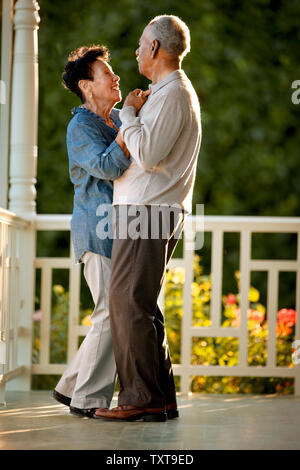 Senior Paar tanzen auf Ihrem Balkon. Stockfoto
