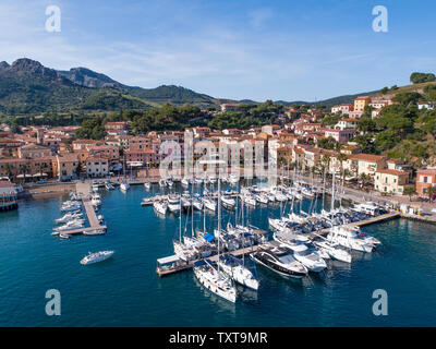 Ferien in Italien, auf der Insel Elba. Dorf und kleine Hafen von Porto Azzurro. Stockfoto