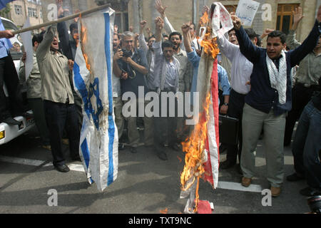 Mitglieder der Iranischen islamistischen Hardliner Basij Miliz vor der deutschen Botschaft in Teheran, am 25. Mai 2005 demonstrieren. Mehrere hundert Mitglieder der radikalen Gruppe hielt eine Reihe von Demonstrationen vor den Botschaften von Großbritannien, Frankreich und Deutschland in der iranischen Hauptstadt der Islamischen Republik 'Recht' ein Nuklearprogramm zu haben, zu verteidigen. (UPI Foto/Mohammad Rezaei) Stockfoto