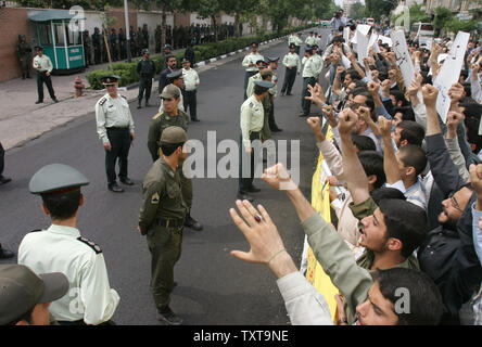 Mitglieder der Iranischen islamistischen Hardliner Basij Miliz außerhalb der britischen Botschaft in Teheran, am 25. Mai 2005 demonstrieren. Mehrere hundert Mitglieder der radikalen Gruppe hielt eine Reihe von Demonstrationen vor den Botschaften von Großbritannien, Frankreich und Deutschland in der iranischen Hauptstadt der Islamischen Republik 'Recht' ein Nuklearprogramm zu haben, zu verteidigen. (UPI Foto/Mohammad Rezaei) Stockfoto