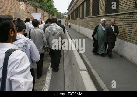 Mitglieder der Iranischen islamistischen Hardliner Basij Miliz vor der deutschen Botschaft in Teheran, am 25. Mai 2005 demonstrieren. Mehrere hundert Mitglieder der radikalen Gruppe hielt eine Reihe von Demonstrationen vor den Botschaften von Großbritannien, Frankreich und Deutschland in der iranischen Hauptstadt der Islamischen Republik 'Recht' ein Nuklearprogramm zu haben, zu verteidigen. (UPI Foto/Mohammad Rezaei) Stockfoto