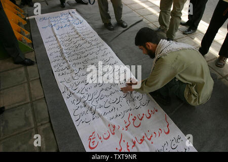 Mitglieder der Iranischen islamistischen Hardliner Basij Miliz vor der deutschen Botschaft in Teheran, am 25. Mai 2005 demonstrieren. Mehrere hundert Mitglieder der radikalen Gruppe hielt eine Reihe von Demonstrationen vor den Botschaften von Großbritannien, Frankreich und Deutschland in der iranischen Hauptstadt der Islamischen Republik 'Recht' ein Nuklearprogramm zu haben, zu verteidigen. (UPI Foto/Mohammad Rezaei) Stockfoto