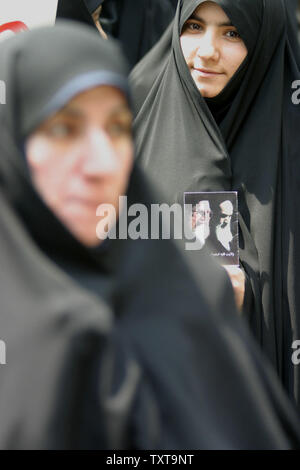 Mitglieder der Iranischen islamistischen Hardliner Basij Miliz vor der Französischen Botschaft in Teheran, am 25. Mai 2005 demonstrieren. Mehrere hundert Mitglieder der radikalen Gruppe hielt eine Reihe von Demonstrationen vor den Botschaften von Großbritannien, Frankreich und Deutschland in der iranischen Hauptstadt der Islamischen Republik 'Recht' ein Nuklearprogramm zu haben, zu verteidigen. (UPI Foto/Mohammad Rezaei) Stockfoto