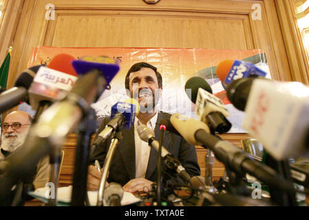 Neu gewählter Präsident des Iran, Mahmud Ahmadinedschad, trifft sich mit Mitgliedern der Presse während einer Pressekonferenz in Teheran onJune 26, 2005. Ahmadinedschad betonte, dass sein Land das Recht, sein Atomprogramm zu verfolgen sei und dass der Islamischen Republik nicht die Beziehungen zu den Vereinigten Staaten brauchen. (UPI Foto/Reza Madadi) Stockfoto