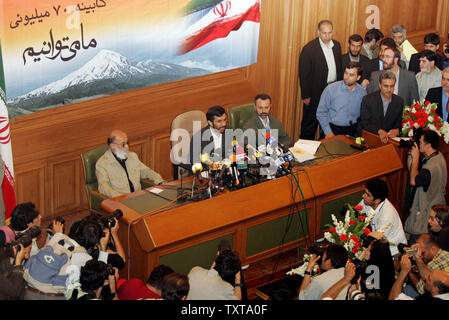 Neu gewählter Präsident des Iran, Mahmud Ahmadinedschad, trifft sich mit Mitgliedern der Presse während einer Pressekonferenz in Teheran onJune 26, 2005. Ahmadinedschad betonte, dass sein Land das Recht, sein Atomprogramm zu verfolgen sei und dass der Islamischen Republik nicht die Beziehungen zu den Vereinigten Staaten brauchen. (UPI Foto/Reza Madadi) Stockfoto