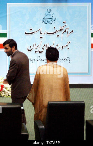 Irans Präsident Mahmud Ahmadinedschad (L) geht in das Parlament an der Vereidigung zu nehmen - in der Zeremonie für seine in Teheran, ehemaliger Präsident Mohammad Khatami ist zurück zu Kamera, 6. August 2005. (UPI Foto/Mohammad Kheirkhah Stockfoto